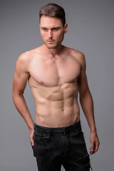 Студийный снимок красивого мускулистого мужчины без рубашки — стоковое фото