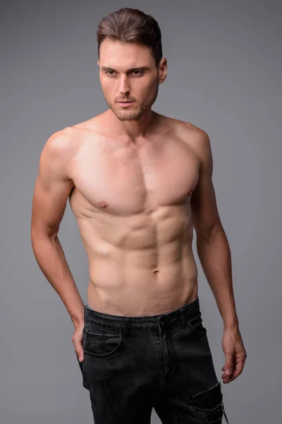 Studio shot van knappe gespierde man shirtless — Stockfoto