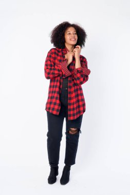 Mutlu genç güzel Afrikalı hipster kadın düşünme tam vücut çekim