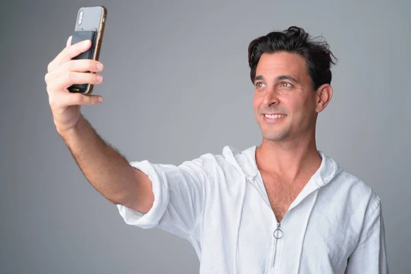 肖像 快乐 英俊 的 西班牙裔 男子 采取 自拍 与 手机 — 图库照片