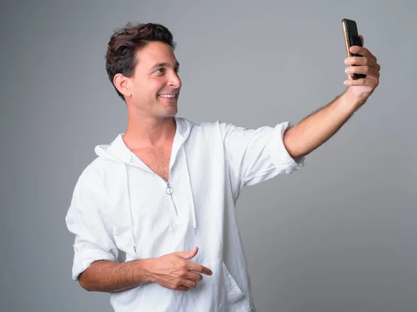 Retrato de hombre hispano guapo feliz tomando selfie — Foto de Stock