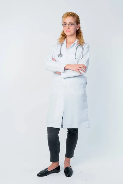 Full body shot of beautiful blonde woman doctor with arms crossed — Stock Photo, Image