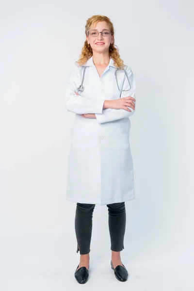 Cuerpo completo de mujer rubia feliz médico sonriendo con los brazos cruzados — Foto de Stock