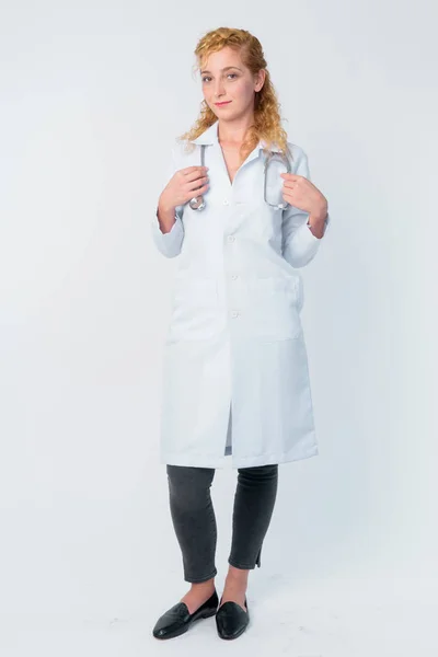美しいブロンドの女性医師のフルボディショット — ストック写真
