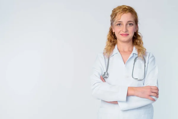 Retrato de mulher loira bonita médico com braços cruzados — Fotografia de Stock