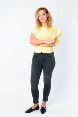 Kolları çapraz ile gülümseyen mutlu güzel sarışın kadın tam vücut çekim