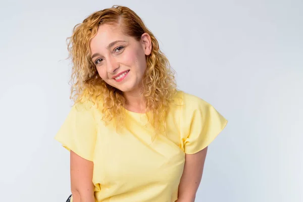 Ritratto di bella donna felice con capelli biondi ricci sorridenti — Foto Stock