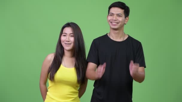 Jeune couple asiatique applaudissements mains ensemble — Video