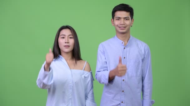 Jovem feliz asiático casal de negócios dando polegares juntos — Vídeo de Stock