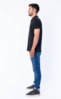 Genç sakallı Pers adam tam vücut çekim profil görünümü