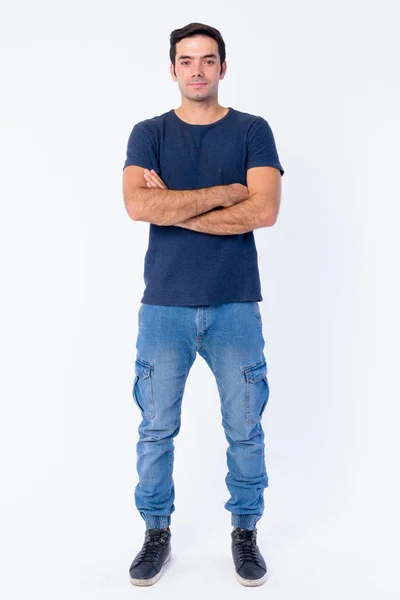 腕を組んだ若いハンサムなペルシャ人男性のフルボディショット — ストック写真