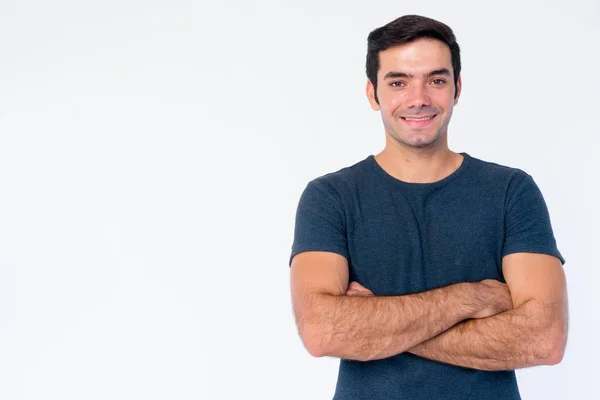 Retrato de joven feliz guapo persa con los brazos cruzados — Foto de Stock