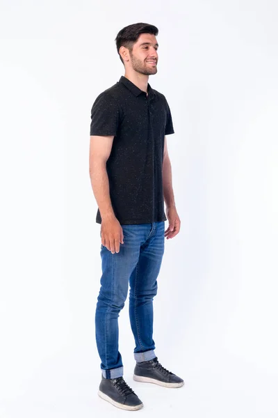 Full body Shot av Happy Young skäggiga Persiska man tänkande — Stockfoto