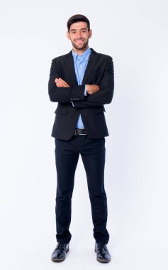 Mutlu genç sakallı İranlı işadamı kolları çapraz gülümseyen tam vücut çekim