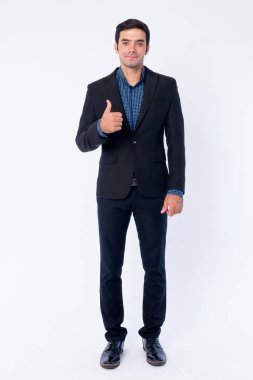 Mutlu genç yakışıklı İranlı işadamı tam vücut çekim başparmak veren