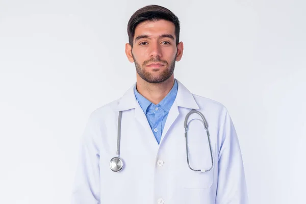 Volto di giovane barbuto persiano uomo medico guardando la fotocamera — Foto Stock