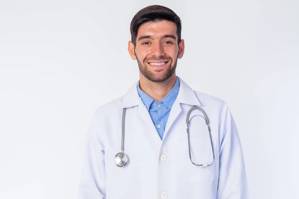 Лицо счастливого молодого бородатого персидского врача, улыбающегося — стоковое фото