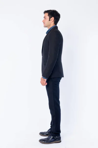 スーツを着た若いペルシャのビジネスマンのフルボディショットプロフィールビュー — ストック写真