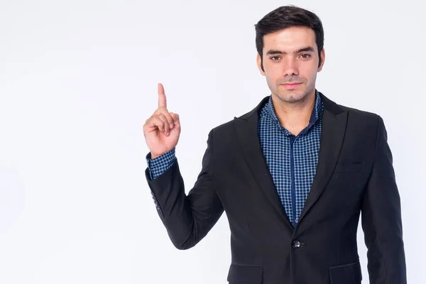 Retrato del joven hombre de negocios persa guapo en traje apuntando hacia arriba — Foto de Stock