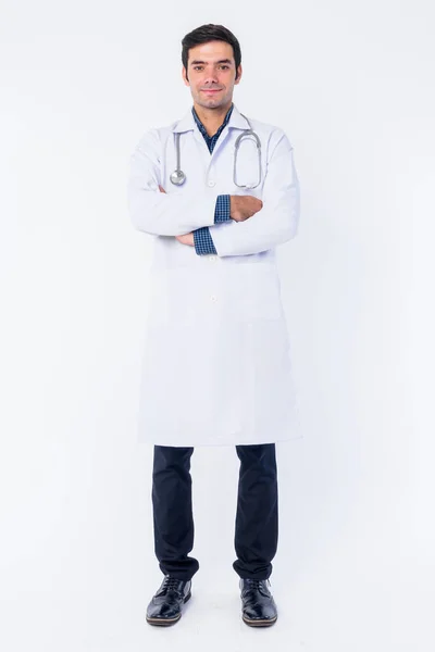 腕を組んだ若いペルシャ人男性医師の全身ショット — ストック写真