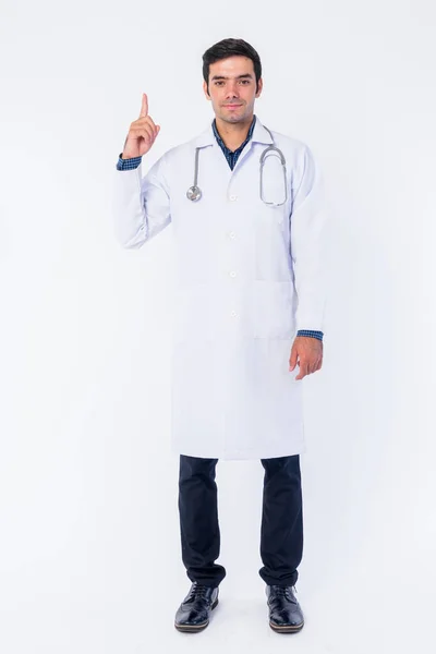 若いペルシャ人男性医師が指差すフルボディショット — ストック写真