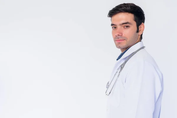 Gros plan profil vue de jeune persan homme médecin regardant caméra — Photo