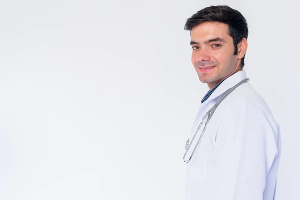 Zbliżenie widok profilu szczęśliwy młody perski lekarz mężczyzna patrząc na aparat fotograficzny — Zdjęcie stockowe
