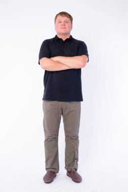 Kolları çapraz kilolu adam tam vücut atış
