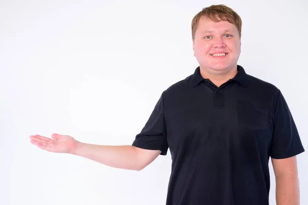 Retrato de homem feliz com sobrepeso mostrando algo — Fotografia de Stock