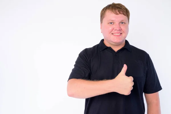 Retrato de homem feliz com sobrepeso dando polegares para cima — Fotografia de Stock