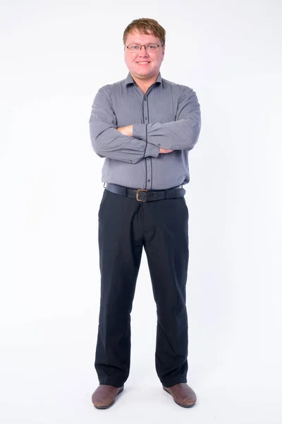 Corpo inteiro tiro de feliz homem de negócios com sobrepeso sorrindo com os braços cruzados — Fotografia de Stock