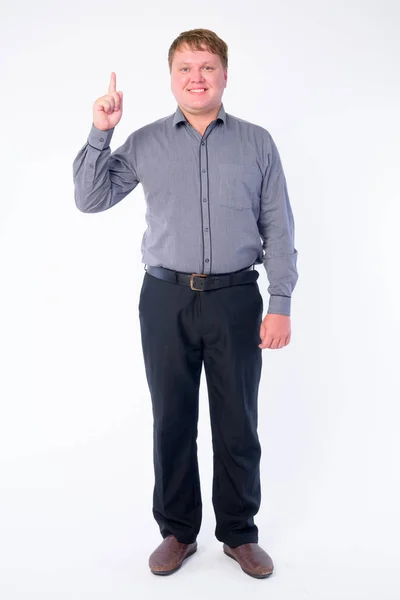 Corpo inteiro tiro de feliz homem de negócios com sobrepeso apontando para cima — Fotografia de Stock