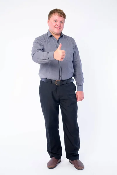 Full body shot de feliz hombre de negocios con sobrepeso dando pulgares arriba —  Fotos de Stock