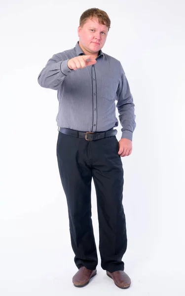 Full body shot di uomo d'affari in sovrappeso che punta alla fotocamera — Foto Stock