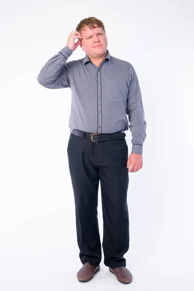 Colpo di corpo pieno di confuso uomo d'affari sovrappeso graffiare testa — Foto Stock