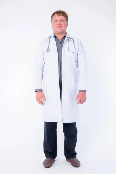 Corpo inteiro tiro de homem feliz sobrepeso médico sorrindo — Fotografia de Stock