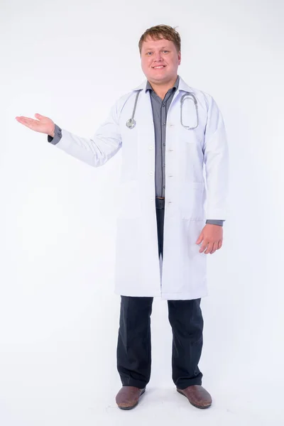 Γεμάτος σώμα σφηνάκι από ευτυχισμένο υπέρβαρο άνδρα γιατρός δείχνει κάτι — Φωτογραφία Αρχείου