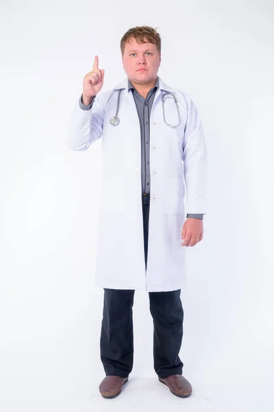 Teljes test shot túlsúlyos férfi orvos rámutatva — Stock Fotó