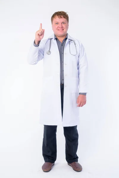 Corpo inteiro tiro de homem feliz sobrepeso médico apontando para cima — Fotografia de Stock