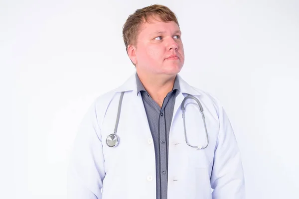 Face de sobrepeso homem médico pensando e olhando para cima — Fotografia de Stock