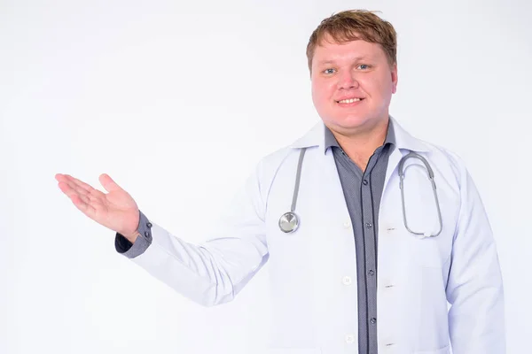 Portret szczęśliwy lekarz z nadwagą pokazując coś — Zdjęcie stockowe