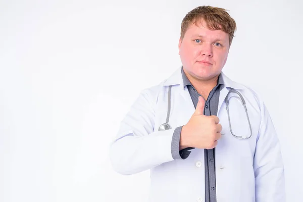 Retrato de sobrepeso homem médico dando polegares para cima — Fotografia de Stock