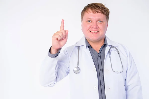 Retrato de homem feliz sobrepeso médico apontando para cima — Fotografia de Stock