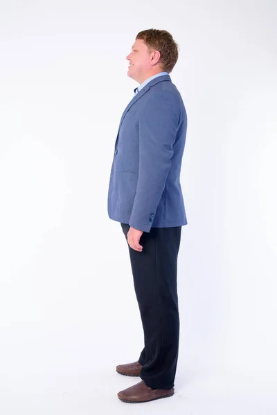 Full body shot profil vue de heureux en surpoids homme d'affaires en costume souriant — Photo