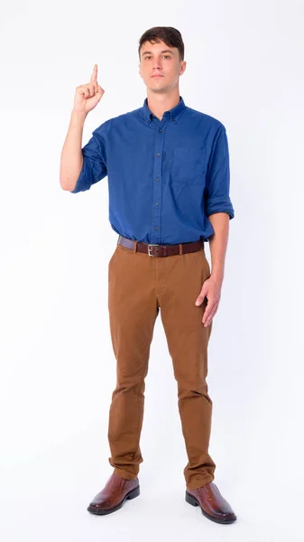 Full body shot de joven hombre de negocios guapo señalando hacia arriba — Foto de Stock