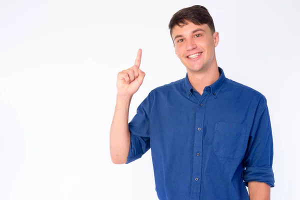 Retrato de jovem empresário bonito feliz apontando para cima — Fotografia de Stock