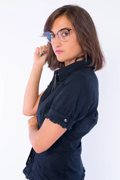 Vue du profil de belle femme d'affaires avec des lunettes regardant la caméra — Photo