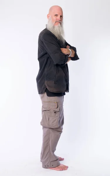Full body shot profile view of mature chauve barbu homme regardant la caméra — Photo