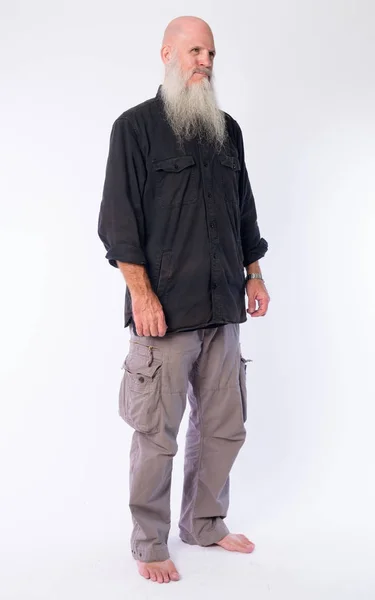 成熟的秃头男子与长灰色胡须思考的全身拍摄 — 图库照片