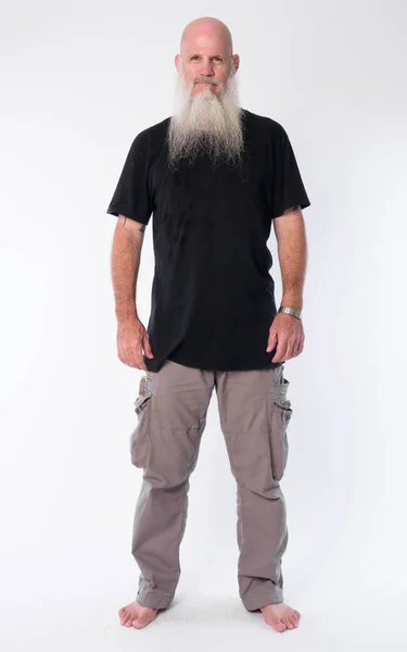 Full body Shot av mogen skallig man med lång grått skägg — Stockfoto